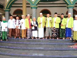 Pengurus Masjid Sabilil Muttaqin Pohgedang Pasrepan, Berikan Makan Gratis Ke Jamaah Sholat Jum’at. 