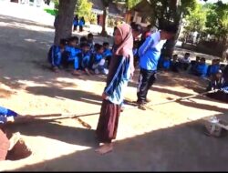 Siswa MTs Nurul Qodim Adu Kekuatan Dihalaman Madrasah