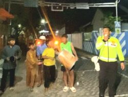 Cegah Tawuran dan Pencurian, Polres Pasuruan Dampingi Remaja Bangunkan Sahur