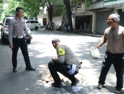 Cegah Laka Lantas, Polisi Tambal Jalan Berlubang di Pasuruan yang Tak Kunjung Diperbaiki